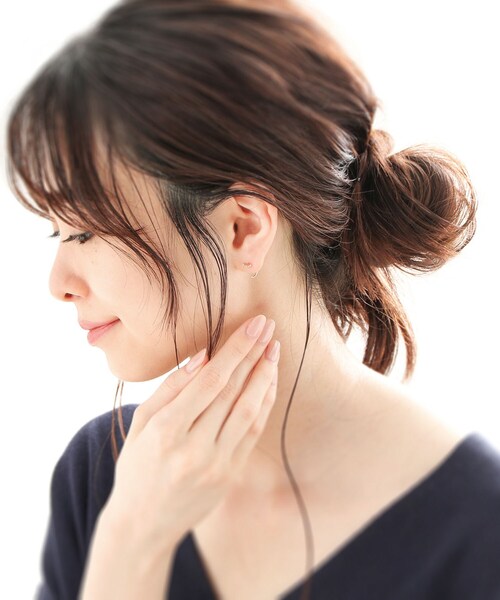 COCOSHNIK(ココシュニック)の「K10ダイヤモンド アーチ ポストフープピアス(ピアス(両耳用)・レディース・アイボリー系・00)」の11枚目の写真