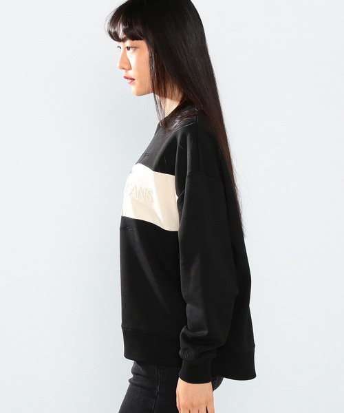 Calvin Klein Jeans（カルヴァンクラインジーンズ）の「アーバン エクスプレッション モノグラム ブロックロゴ スウェット シャツ（スウェット・レディース・ブラック系その他・S/M/L/XS）」の2枚目の写真