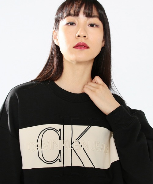 Calvin Klein Jeans（カルヴァンクラインジーンズ）の「アーバン エクスプレッション モノグラム ブロックロゴ スウェット シャツ（スウェット・レディース・ブラック系その他・S/M/L/XS）」の8枚目の写真