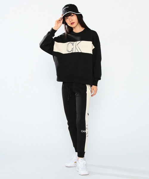 Calvin Klein Jeans（カルヴァンクラインジーンズ）の「アーバン エクスプレッション モノグラム ブロックロゴ スウェット シャツ（スウェット・レディース・ブラック系その他・S/M/L/XS）」の7枚目の写真