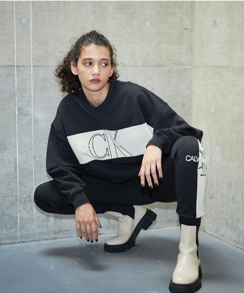 Calvin Klein Jeans（カルヴァンクラインジーンズ）の「アーバン エクスプレッション モノグラム ブロックロゴ スウェット シャツ（スウェット・レディース・ブラック系その他・S/M/L/XS）」の9枚目の写真
