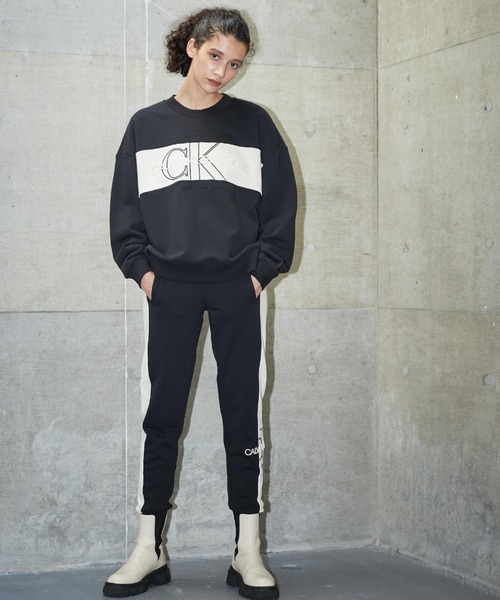 Calvin Klein Jeans（カルヴァンクラインジーンズ）の「アーバン エクスプレッション モノグラム ブロックロゴ スウェット シャツ（スウェット・レディース・ブラック系その他・S/M/L/XS）」の10枚目の写真
