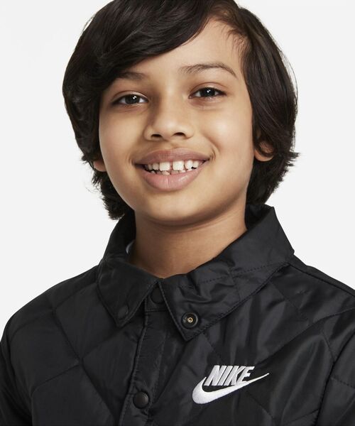 NIKE(ナイキ)の「ナイキ スポーツウェア ジュニア シンセティックフィル ジャケット / NIKE(その他アウター・キッズ・ブラック/ネイビー・L/XS/XL/S/M)」の4枚目の写真