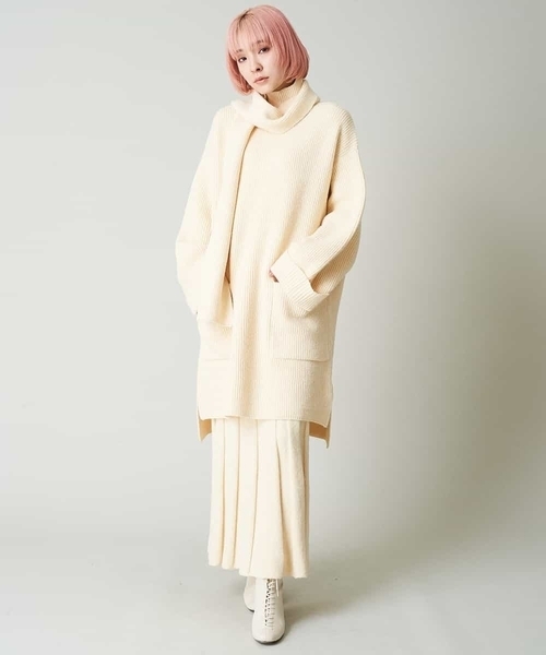 A de a.v.v（アードアー・ヴェ・ヴェ）の「マフラー付き前ポケットチュニックニット（ニット/セーター・レディース・モカ/アイボリー/ブラック・39）」の6枚目の写真