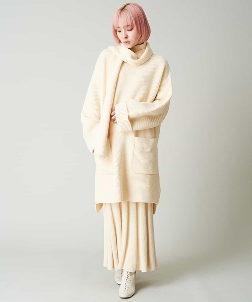 A de a.v.v（アードアー・ヴェ・ヴェ）の「マフラー付き前ポケットチュニックニット（ニット/セーター・レディース・モカ/アイボリー/ブラック・39）」の4枚目の写真