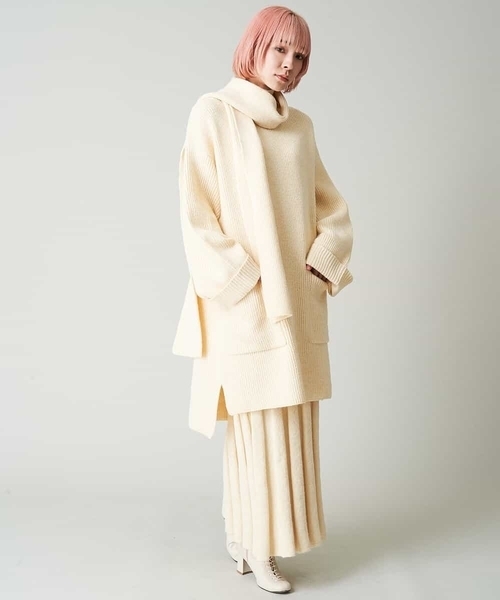 A de a.v.v（アードアー・ヴェ・ヴェ）の「マフラー付き前ポケットチュニックニット（ニット/セーター・レディース・モカ/アイボリー/ブラック・39）」の5枚目の写真