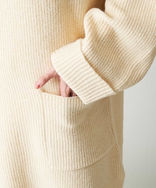 A de a.v.v（アードアー・ヴェ・ヴェ）の「マフラー付き前ポケットチュニックニット（ニット/セーター・レディース・モカ/アイボリー/ブラック・39）」の9枚目の写真