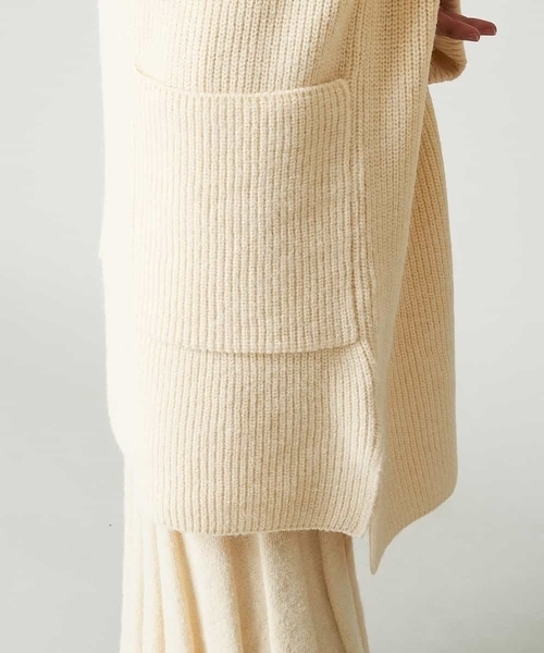 A de a.v.v（アードアー・ヴェ・ヴェ）の「マフラー付き前ポケットチュニックニット（ニット/セーター・レディース・モカ/アイボリー/ブラック・39）」の7枚目の写真