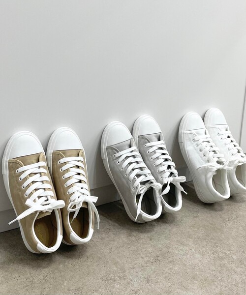 SHOO・LA・RUE（シューラルー）の「◆フェイクレザーキャップスニーカー（スニーカー・レディース・オフホワイト/ライトベージュ/ライトグレー・45/25/35/50）」の5枚目の写真