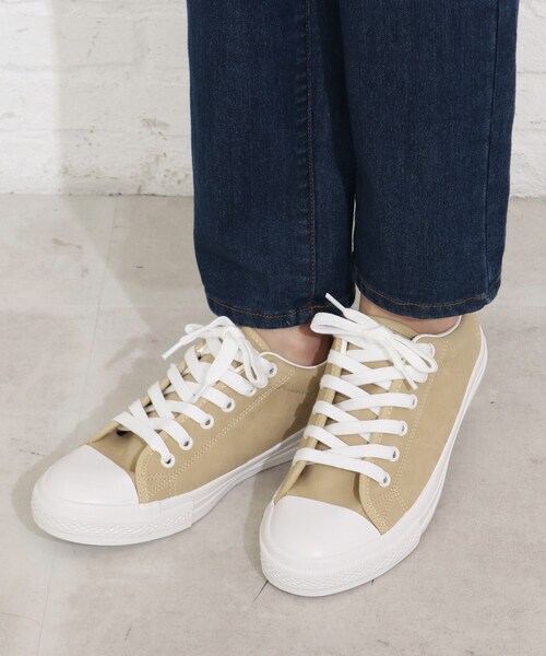 SHOO・LA・RUE（シューラルー）の「◆フェイクレザーキャップスニーカー（スニーカー・レディース・オフホワイト/ライトベージュ/ライトグレー・45/25/35/50）」の4枚目の写真