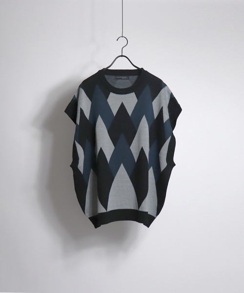 Confirm(コンファーム)の「ヴィンテージライク レトロジャガードストライプ柄 3Dニット / アーガイル ビッグシルエット ニットベスト【Confirm】(ベスト・メンズ・ダークブルー/ワイン/ブラック/ブラック×グレー/グリーン/ブルー/ブラック系その他/グレイッシュベージュ・M/L)」の7枚目の写真