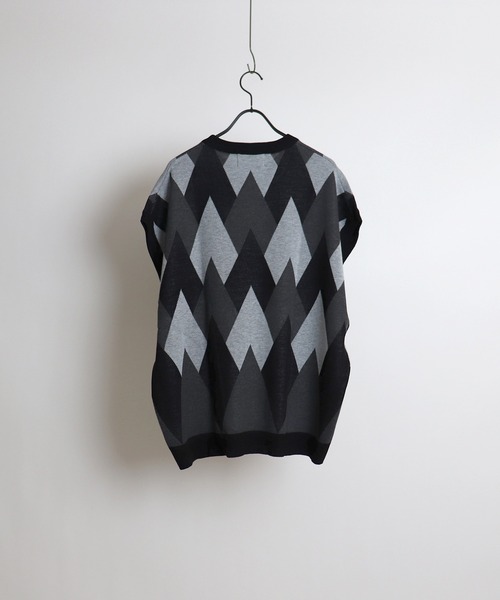 Confirm(コンファーム)の「ヴィンテージライク レトロジャガードストライプ柄 3Dニット / アーガイル ビッグシルエット ニットベスト【Confirm】(ベスト・メンズ・ダークブルー/ワイン/ブラック/ブラック×グレー/グリーン/ブルー/ブラック系その他/グレイッシュベージュ・M/L)」の18枚目の写真