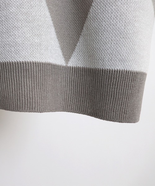 Confirm(コンファーム)の「ヴィンテージライク レトロジャガードストライプ柄 3Dニット / アーガイル ビッグシルエット ニットベスト【Confirm】(ベスト・メンズ・ダークブルー/ワイン/ブラック/ブラック×グレー/グリーン/ブルー/ブラック系その他/グレイッシュベージュ・M/L)」の22枚目の写真