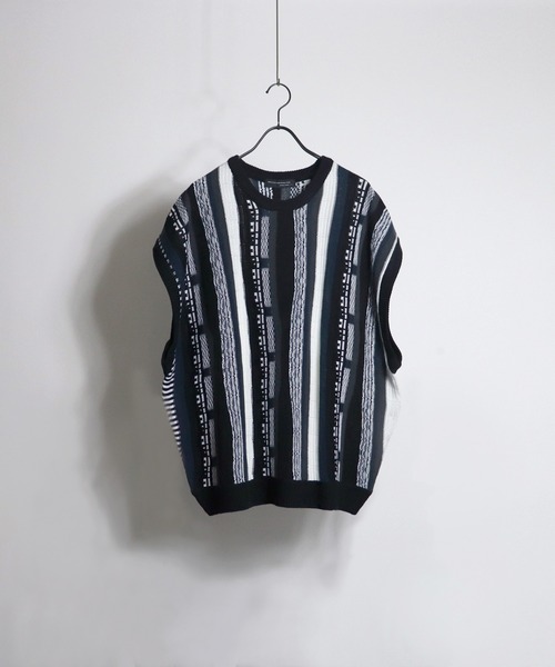 Confirm(コンファーム)の「ヴィンテージライク レトロジャガードストライプ柄 3Dニット / アーガイル ビッグシルエット ニットベスト【Confirm】(ベスト・メンズ・ダークブルー/ワイン/ブラック/ブラック×グレー/グリーン/ブルー/ブラック系その他/グレイッシュベージュ・M/L)」の11枚目の写真