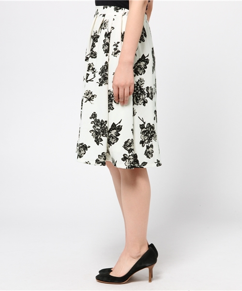 VENCEEXCHANGE（ヴァンスエクスチェンジ）の「ジャガード花柄フレアスカート（スカート・レディース・オフホワイト/ブラック/ダークブルー・MEDIUM/SMALL）」の5枚目の写真