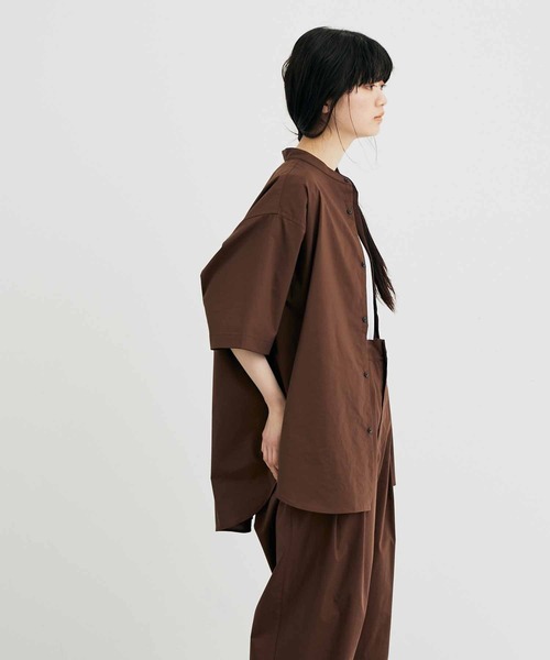 ADAM ET ROPE'（アダムエロペ）の「【TOOLIGHT】TC バンドカラーシャツ/セットアップ対応/超軽量/ストレッチ性/吸水速乾性/イージーケア（シャツ/ブラウス・メンズ・ブラック/ダークグリーン/ブラウン系その他・S/M/L/XL）」の6枚目の写真