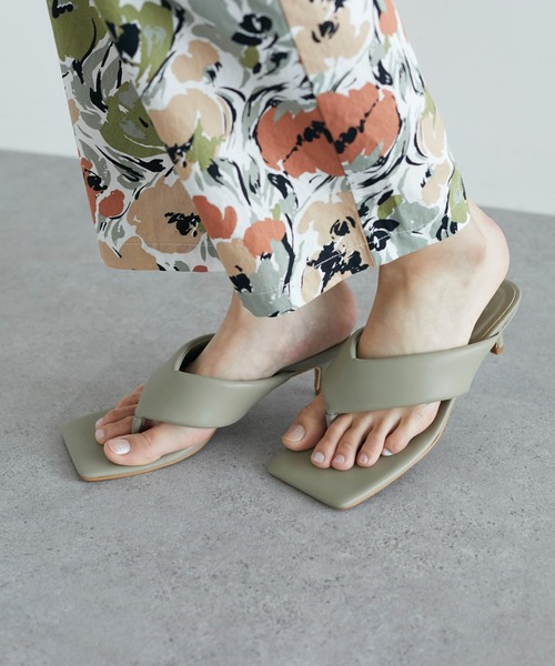 CRAFT STANDARD BOUTIQUE(クラフトスタンダードブティック)の「スクエアトングボリュームヒールサンダル *(サンダル・レディース・ブラック/その他6・S/M/L)」の2枚目の写真