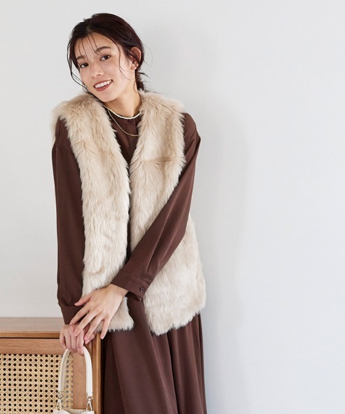 Pierrot(ピエロ)の「フェイクファーベスト(ベスト・レディース・チャコールグレー/モカ/ベージュ系その他・M)」の3枚目の写真