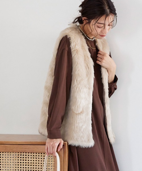 Pierrot(ピエロ)の「フェイクファーベスト(ベスト・レディース・チャコールグレー/モカ/ベージュ系その他・M)」の6枚目の写真