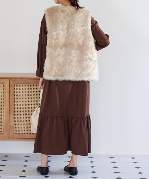 Pierrot(ピエロ)の「フェイクファーベスト(ベスト・レディース・チャコールグレー/モカ/ベージュ系その他・M)」の4枚目の写真