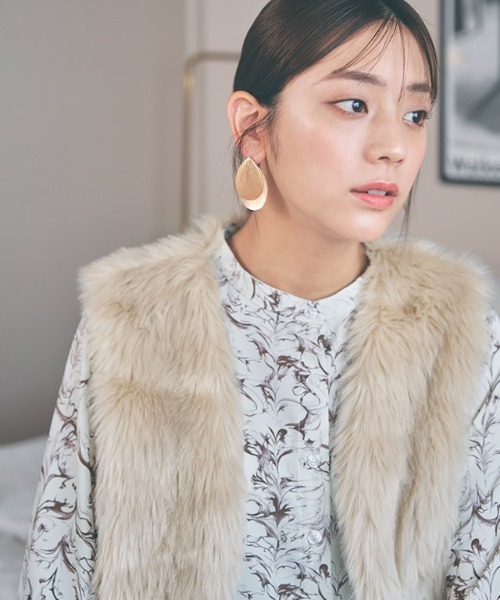 Pierrot(ピエロ)の「フェイクファーベスト(ベスト・レディース・チャコールグレー/モカ/ベージュ系その他・M)」の19枚目の写真