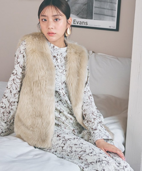 Pierrot(ピエロ)の「フェイクファーベスト(ベスト・レディース・チャコールグレー/モカ/ベージュ系その他・M)」の21枚目の写真