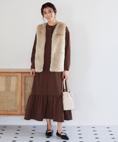 Pierrot(ピエロ)の「フェイクファーベスト(ベスト・レディース・チャコールグレー/モカ/ベージュ系その他・M)」の22枚目の写真