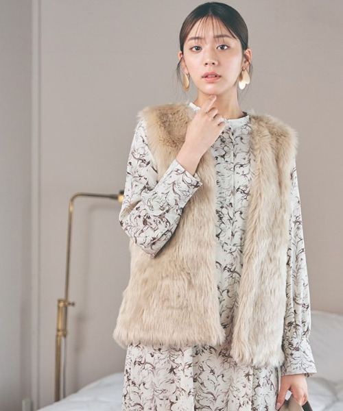 Pierrot(ピエロ)の「フェイクファーベスト(ベスト・レディース・チャコールグレー/モカ/ベージュ系その他・M)」の17枚目の写真