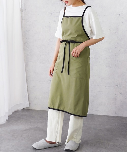 IAMUSE（アイアミューズ）の「バッククロスパイピングエプロン S0383【IAMUSE】（エプロン・レディース・ベージュ/ブラック/カーキ/グレー系その他・FREE）」の4枚目の写真