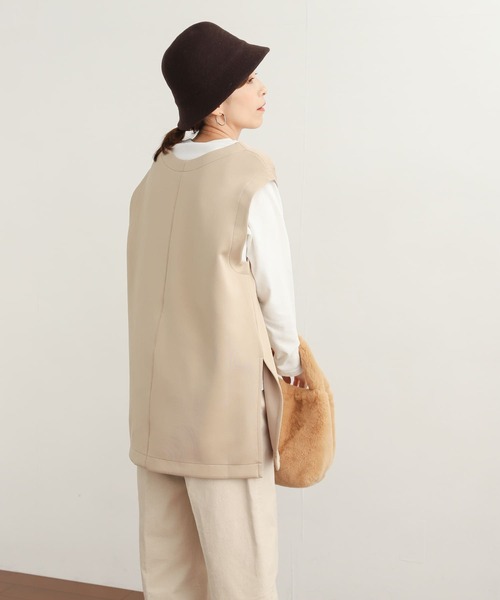 URBAN RESEARCH DOORS（アーバンリサーチドアーズ）の「カットVネックベスト（ベスト・レディース・ベージュ/ブラック・MEDIUM）」の4枚目の写真