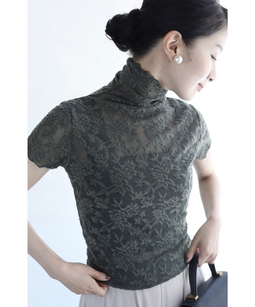 cawaii(カワイイ)の「インナーにも最適。ふんわり浮かぶ花柄シアーカットソートップスハイネック(Tシャツ/カットソー・レディース・カーキ・FREE)」の3枚目の写真