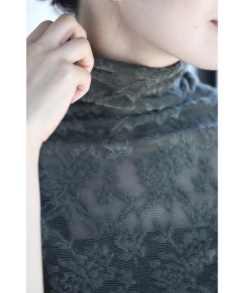 cawaii(カワイイ)の「インナーにも最適。ふんわり浮かぶ花柄シアーカットソートップスハイネック(Tシャツ/カットソー・レディース・カーキ・FREE)」の18枚目の写真