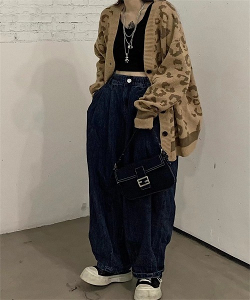 FREE STYLISTS(フリー スタイリスト)の「ドロップショルダーレオパード柄ニットカーディガン(カーディガン/ボレロ・レディース・キャメル/チャコールグレー・FREE)」の13枚目の写真