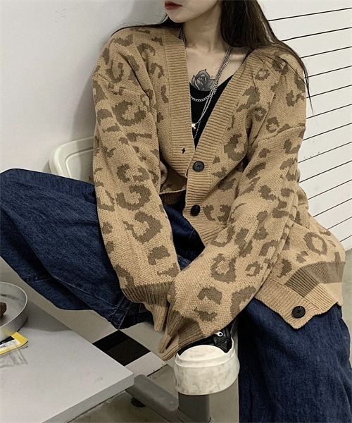 FREE STYLISTS(フリー スタイリスト)の「ドロップショルダーレオパード柄ニットカーディガン(カーディガン/ボレロ・レディース・キャメル/チャコールグレー・FREE)」の20枚目の写真