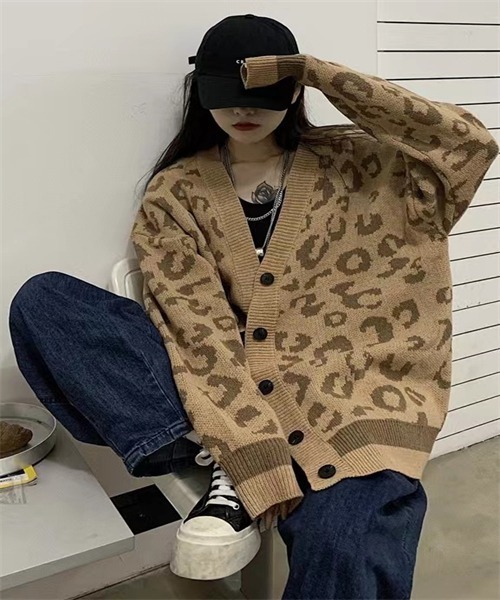FREE STYLISTS(フリー スタイリスト)の「ドロップショルダーレオパード柄ニットカーディガン(カーディガン/ボレロ・レディース・キャメル/チャコールグレー・FREE)」の18枚目の写真
