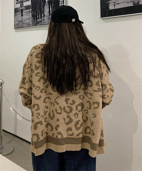 FREE STYLISTS(フリー スタイリスト)の「ドロップショルダーレオパード柄ニットカーディガン(カーディガン/ボレロ・レディース・キャメル/チャコールグレー・FREE)」の21枚目の写真