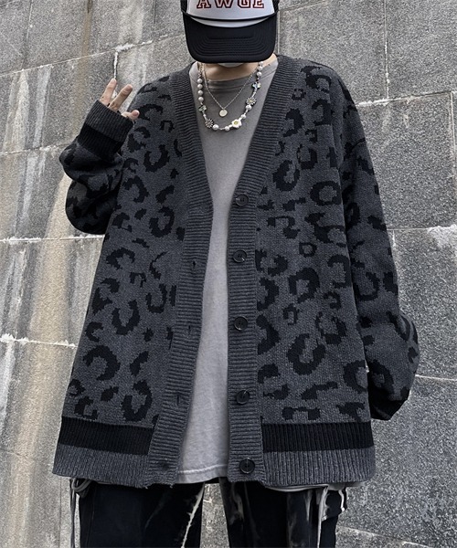FREE STYLISTS(フリー スタイリスト)の「ドロップショルダーレオパード柄ニットカーディガン(カーディガン/ボレロ・レディース・キャメル/チャコールグレー・FREE)」の5枚目の写真