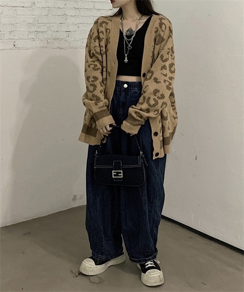 FREE STYLISTS(フリー スタイリスト)の「ドロップショルダーレオパード柄ニットカーディガン(カーディガン/ボレロ・レディース・キャメル/チャコールグレー・FREE)」の12枚目の写真