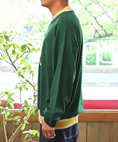 LUXSTYLE(ラグスタイル)の「カレッジロゴアップリケVネックロンT(Tシャツ/カットソー・メンズ・オフホワイト/グリーン/ブラック・L/M)」の5枚目の写真