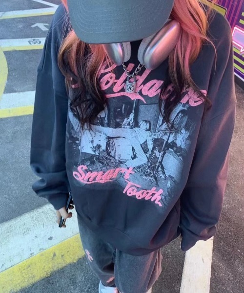 ARULE(アルール)の「『ARULE/アルール』ヴィンテージライクプリントクルーネックスウェット【Y】【CN】(スウェット・レディース・チャコールグレー・M/L)」の1枚目の写真