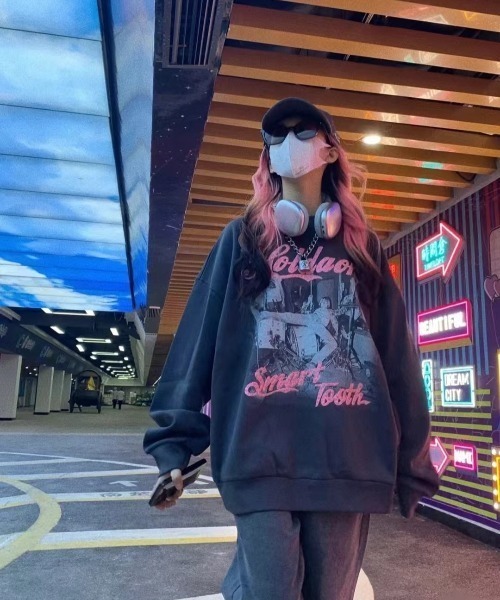 ARULE(アルール)の「『ARULE/アルール』ヴィンテージライクプリントクルーネックスウェット【Y】【CN】(スウェット・レディース・チャコールグレー・M/L)」の2枚目の写真