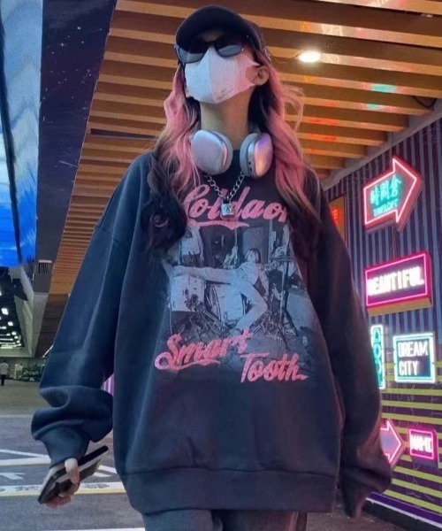 ARULE(アルール)の「『ARULE/アルール』ヴィンテージライクプリントクルーネックスウェット【Y】【CN】(スウェット・レディース・チャコールグレー・M/L)」の4枚目の写真