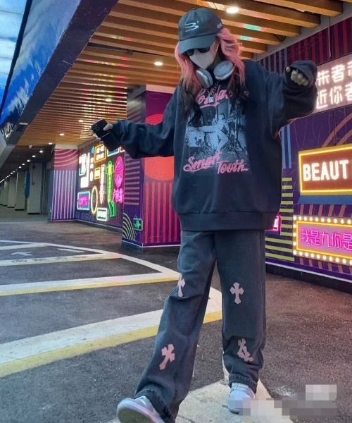 ARULE(アルール)の「『ARULE/アルール』ヴィンテージライクプリントクルーネックスウェット【Y】【CN】(スウェット・レディース・チャコールグレー・M/L)」の5枚目の写真