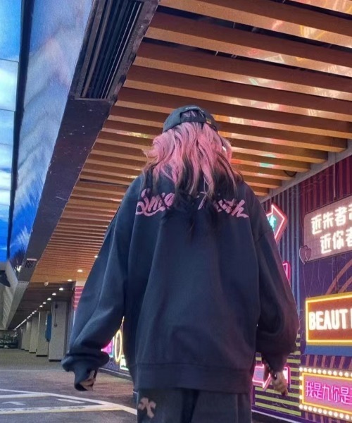 ARULE(アルール)の「『ARULE/アルール』ヴィンテージライクプリントクルーネックスウェット【Y】【CN】(スウェット・レディース・チャコールグレー・M/L)」の3枚目の写真