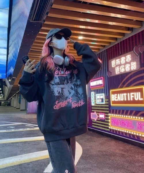 ARULE(アルール)の「『ARULE/アルール』ヴィンテージライクプリントクルーネックスウェット【Y】【CN】(スウェット・レディース・チャコールグレー・M/L)」の11枚目の写真