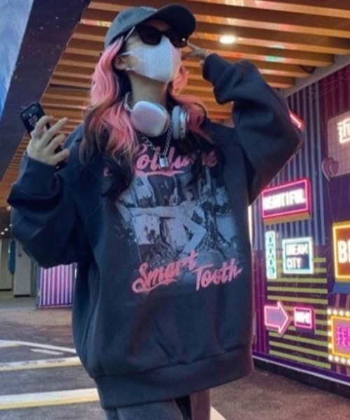 ARULE(アルール)の「『ARULE/アルール』ヴィンテージライクプリントクルーネックスウェット【Y】【CN】(スウェット・レディース・チャコールグレー・M/L)」の10枚目の写真