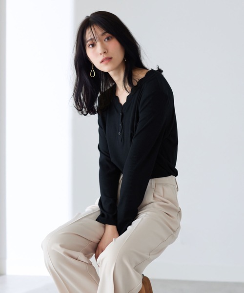 CHAN ME(チャンミ)の「スカラップVネックボタンデザインTシャツ(Tシャツ/カットソー・レディース・ブルー/ベージュ/レッド/ネイビー/ピンク/ブラック/カーキ/ホワイト・X-LARGE/LARGE/MEDIUM)」の1枚目の写真