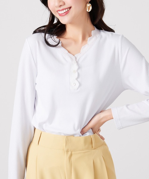 CHAN ME(チャンミ)の「スカラップVネックボタンデザインTシャツ(Tシャツ/カットソー・レディース・ブルー/ベージュ/レッド/ネイビー/ピンク/ブラック/カーキ/ホワイト・X-LARGE/LARGE/MEDIUM)」の2枚目の写真