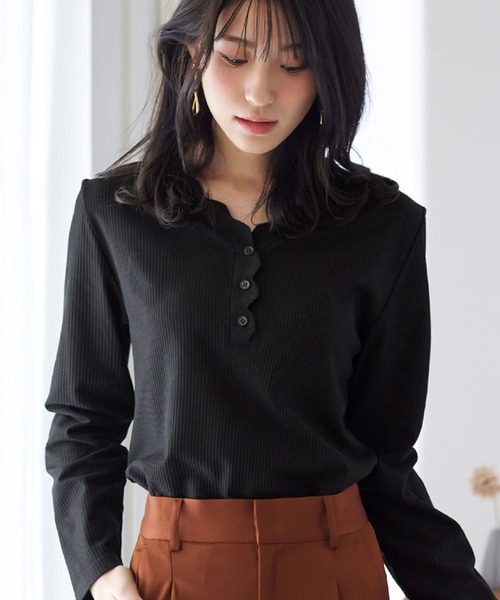 CHAN ME(チャンミ)の「スカラップVネックボタンデザインTシャツ(Tシャツ/カットソー・レディース・ブルー/ベージュ/レッド/ネイビー/ピンク/ブラック/カーキ/ホワイト・X-LARGE/LARGE/MEDIUM)」の3枚目の写真
