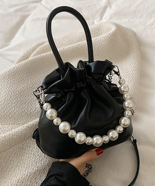 c.u.l（シーユーエル）の「2way チェーン付きパール巾着バック cula483（ショルダーバッグ・レディース・イエロー/ホワイト/ブラック/ベージュ・FREE）」の2枚目の写真